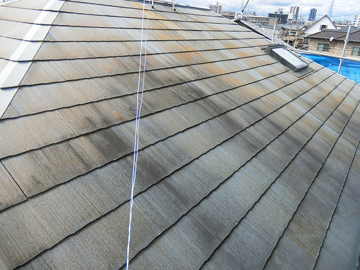 施工前の屋根の様子です。<br />
経年の劣化でコケや汚れが目立ちます。