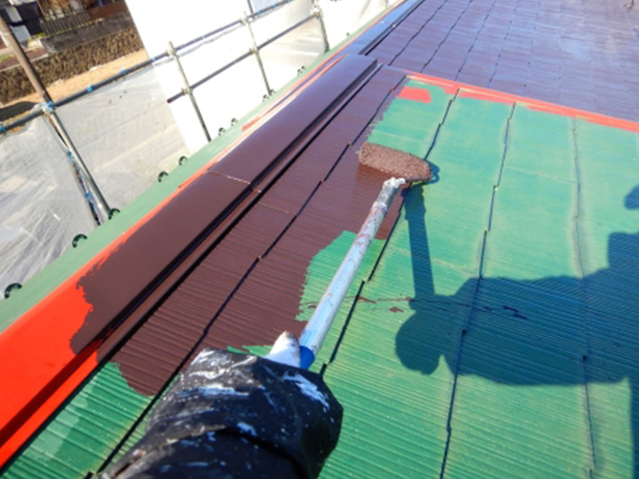 屋根の下塗りの様子です。<br />
ムラができないように、丁寧に塗装していきます。